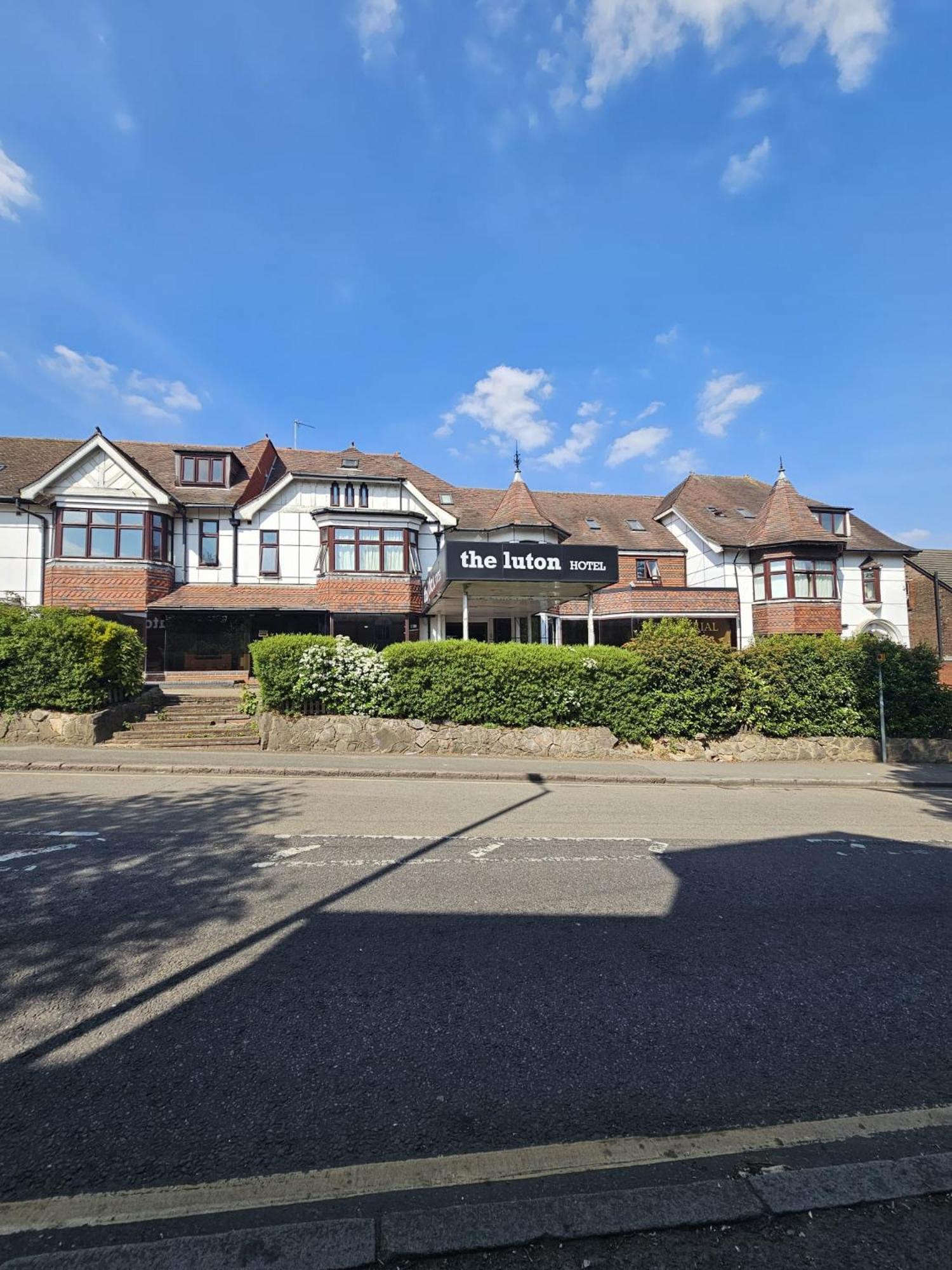 The Luton Hotel Exterior foto